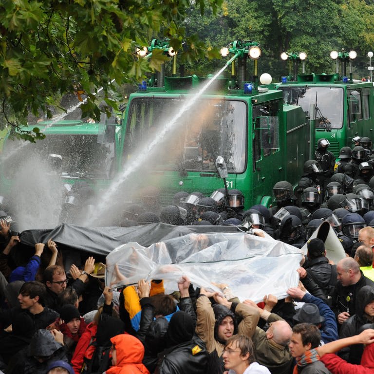 Ein Wasserwerfer spritzt am 30.09.2010 im Schlossgarten in Stuttgart auf Demonstranten, die gegen die geplante Abholzung mehrerer Bäume im Park protestieren.  (Foto: dpa Bildfunk, Marijan Murat/dpa )