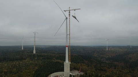 Ein Rotorblatt wird am 26.10.2017 in Gaildorf (Baden-Württemberg) an der höchsten Windkraftanlage der Welt an Land von einem Kran hochgezogen (Drohnenaufnahme). Die Anlage erreicht eine Nabenhöhe von 178 Metern und eine Gesamthöhe von 246,5 Metern. (Foto: dpa Bildfunk, picture alliance / Marijan Murat/dpa | Marijan Murat)
