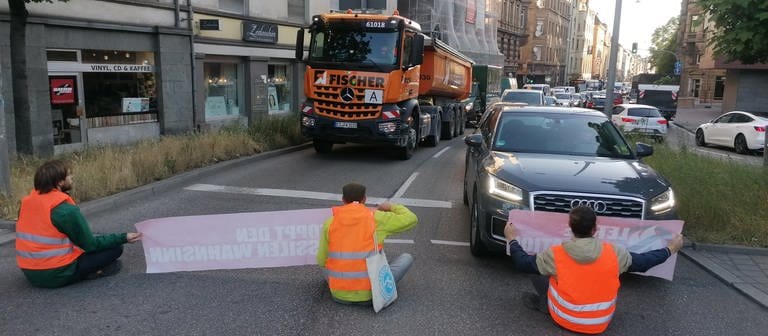 Klimaaktivisten der Initiative "letzte Generation" blockieren eine Straße in der Stuttgarter Innenstadt. (Foto: Andreas Rosar Fotoagentur)