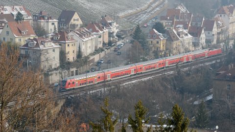 Ein Zug fährt in Stuttgart über die Gäubahntrasse.  (Foto: dpa Bildfunk, picture alliance/dpa | Franziska Kraufmann)