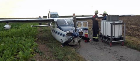 Die Cessna nach der Notlandung auf einem Feld bei Ludwigsburg (Foto: 7 Aktuell)