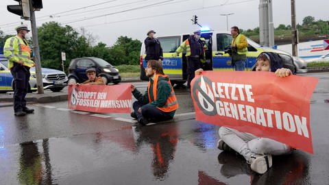Letzte Generation blockiert Straße in Stuttgart (Foto: dpa Bildfunk, picture alliance/dpa | Christian Johner)