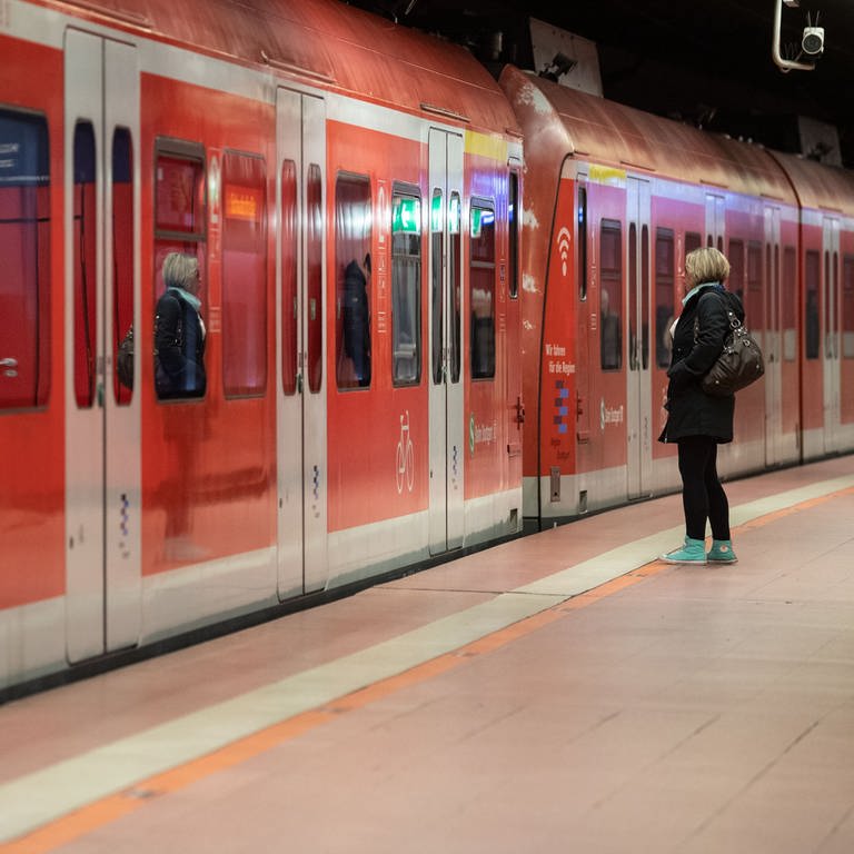 S-Bahn Stuttgart im Hauptbahnhof - Pendler aus Backnang haben im Moment Probleme hier her zu kommen, weil in Backnang viele Züge ausfallen. (Foto: dpa Bildfunk, picture alliance/dpa | Marijan Murat)