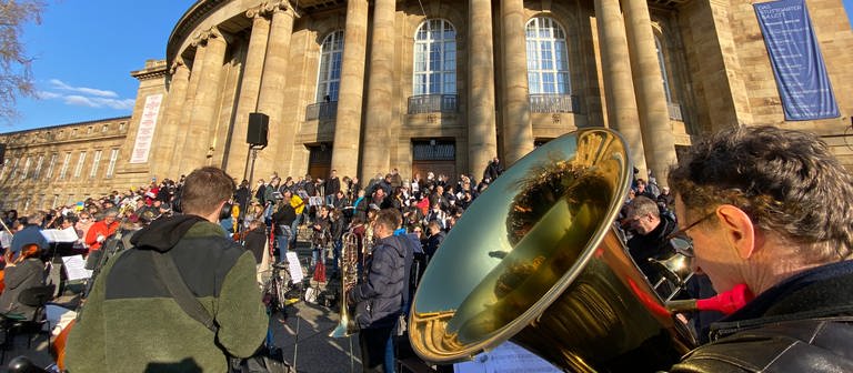 Mitmach-Konzert gegen Krieg und Gewalt in der Ukraine auf den Stufen vor dem Stuttgarter Opernhaus. (Foto: SWR, Diana Hörger)