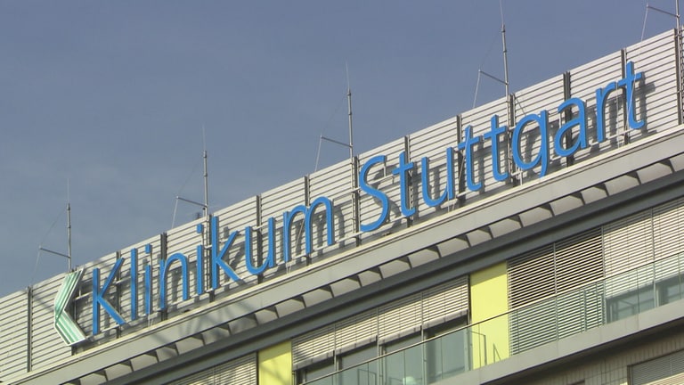 Schriftzug "Klinikum Stuttgart" an der Fassade des Klinikums (Foto: SWR)