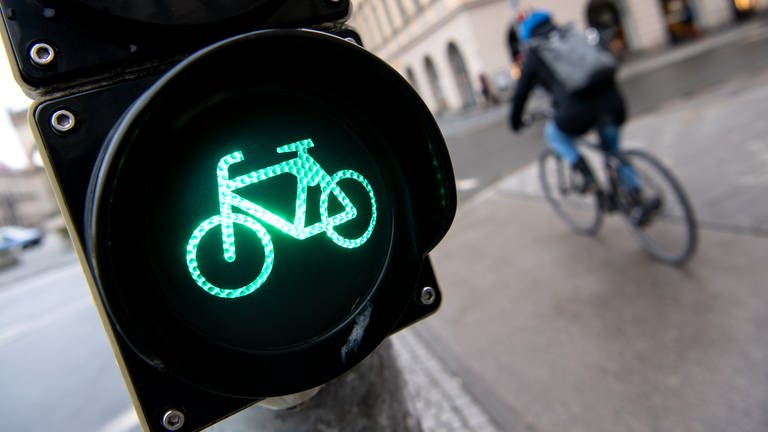 Eine Ampel für Fahrradfahrer steht in der Innenstadt an einer Kreuzung auf Grün.  (Foto: dpa Bildfunk, picture alliance/dpa | Sven Hoppe)