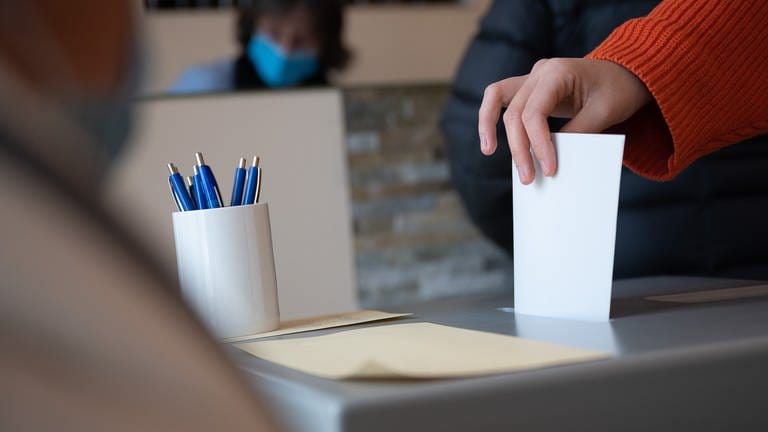 Stimmzettel vor beim Einwurf in eine Wahlurne (Foto: dpa Bildfunk, picture alliancedpa  Sebastian Gollnow)