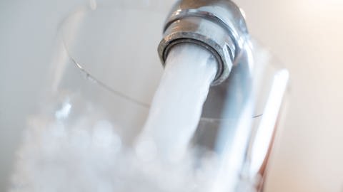 In Sindelfingen ist das Trinkwasser mit Enterokokken verunreinigt und muss vorerst abgekocht werden. (Foto: dpa Bildfunk, picture alliance/dpa | Lino Mirgeler)