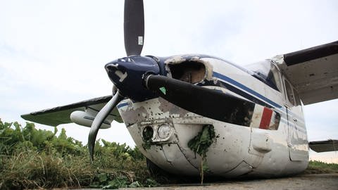 Ein einmotoriges Kleinflugzeug ohne Fahrgestell (Foto: picture-alliance / Reportdienste, Boehmler)