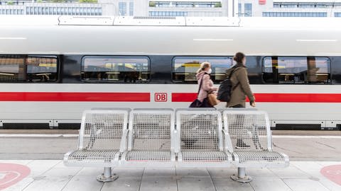 Ein ICE fährt vom Stuttgarter Hauptbahnhof los. Ab dem Fahrplanwechsel am 12. Dezember soll das häufiger passieren. (Foto: dpa Bildfunk, picture alliance/dpa | Tom Weller)