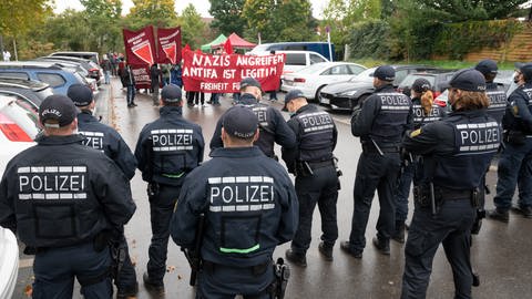 Sympathisanten fordern vor der Urteilsverkündung vor dem Gerichtsgebäude in Stuttgart-Stammheim die Freilassung der beiden Angeklagten (Foto: dpa Bildfunk, picture alliance/dpa/Bernd Weißbrod)