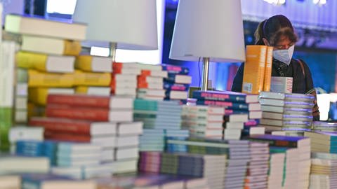 In Frankfurt hat die Buchmesse begonnen (hier ein Bild vom Rande der Eröffnungspressekonferenz). Auch Verlage aus der Region präsentieren sich dort. (Foto: dpa Bildfunk, picture alliance/dpa | Arne Dedert)