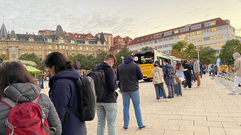 Impfen gegen Corona in Stuttgart: Auch auf dem Stuttgarter Marienplatz ist viel los, wenn der Impfbus hier Halt macht. (Foto: SWR, Sybille Müller)