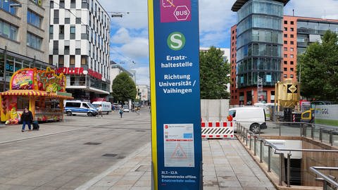 Ersatzhaltestelle für die S-Bahn in Stuttgart: Während der Sommerferien 2021 fahren auf der S-Bahn-Stammstrecke wegen Bauarbeiten keine Züge. Fahrgäste müssen in Busse umsteigen. (Foto: SWR, Cengiz Tarhan)