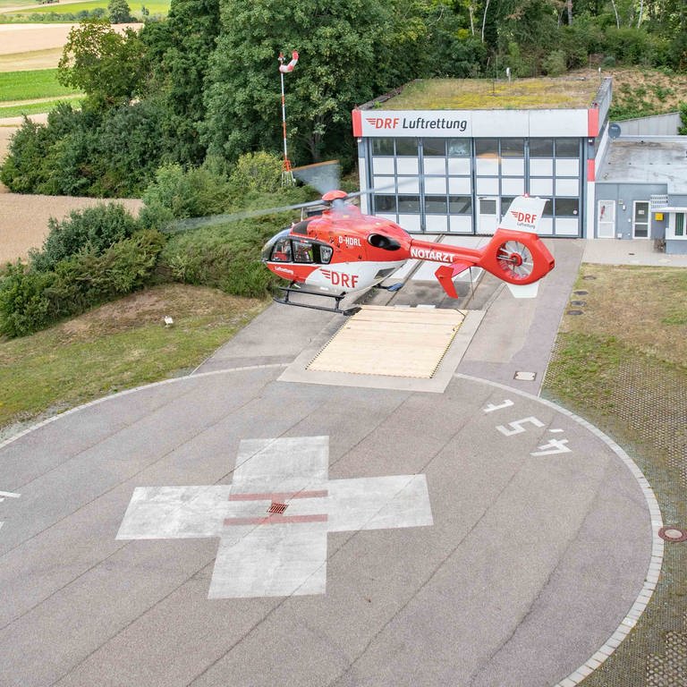 Die DRF-Luftrettungsstation Leonberg beim dortigen Krankenhaus soll samt Rettungshubschrauber Christoph 41 verlegt werden. Dagegen regt sich Widerstand. (Foto: DRF Luftrettung)