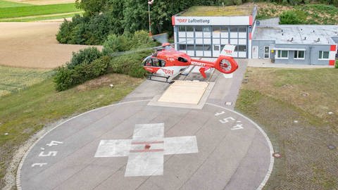 Die DRF-Luftrettungsstation Leonberg beim dortigen Krankenhaus soll samt Rettungshubschrauber Christoph 41 verlegt werden. Dagegen regt sich Widerstand. (Foto: DRF Luftrettung)