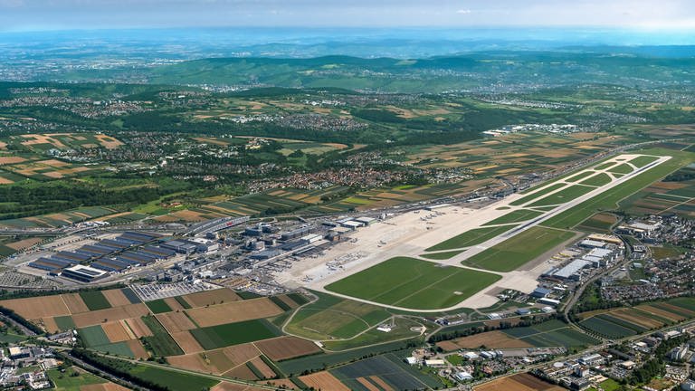 Der Flughafen Stuttgart mit seinem 400 Hektar großen Gelände mit Start- und Landebahn, den Terminals und Luftfrachtgebäuden. Auch Teile der Nachbargemeinden sind mit abgebildet. (Foto: Pressestelle, Flughafen Stuttgart)