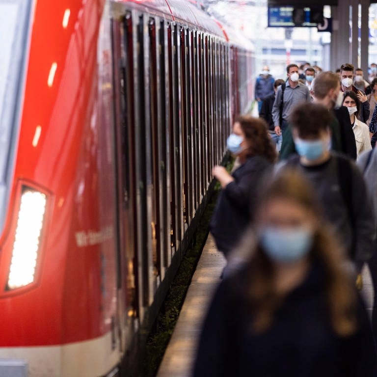 Ab Montag ist auf an den Haltestellen der S-Bahn-Stammstrecke in Stuttgart wieder Betrieb. Sie war sechs Wochen lang wegen Sanierungsarbeiten gesperrt. (Foto: dpa Bildfunk, picture alliance/dpa | Tom Weller)