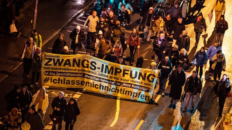 Menschen ziehen am Silvestertag bei einer Demonstration gegen die Corona-Maßnahmen der Bundesregierung durch Stuttgart.  (Foto: dpa Bildfunk, Christoph Schmidt)