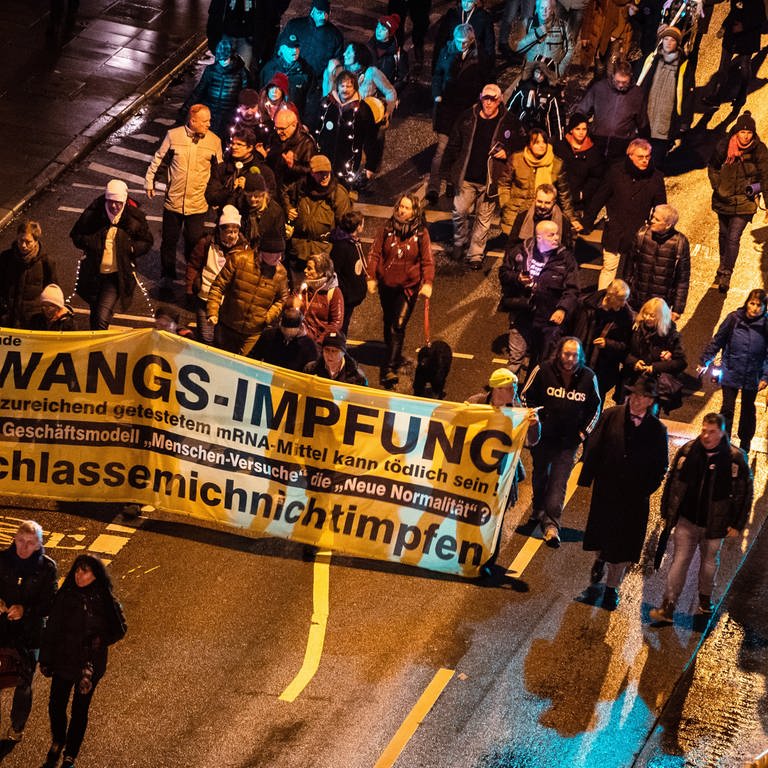 Menschen ziehen am Silvestertag bei einer Demonstration gegen die Corona-Maßnahmen der Bundesregierung durch Stuttgart.  (Foto: dpa Bildfunk, Christoph Schmidt)