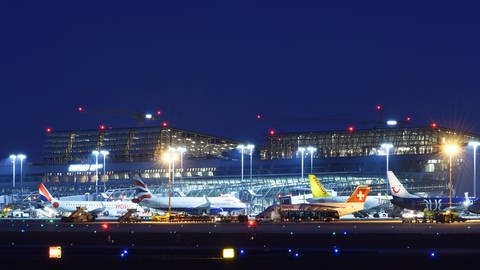 Flugzeuge stehen nachts am Flughafen Stuttgart zum Abflug bereit (Foto: dpa Bildfunk, Felix Kästle, Symbolbild)