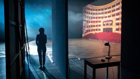 Eine Frau steht während des Theaterparcours "Black Box - Phantomtheater für eine Person" im Schauspielhaus Stuttgart auf der Bühne. (Foto: dpa Bildfunk, picture alliance/Sebastian Gollnow/dpa)