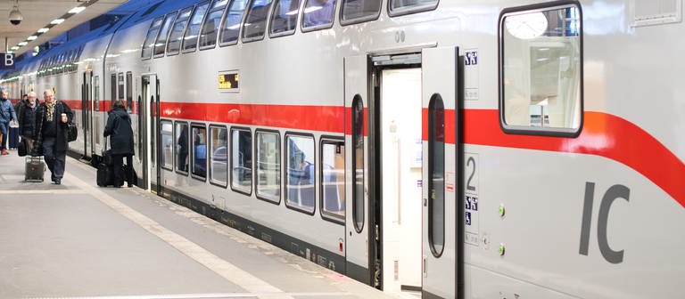  Ein IC 2 der Deutschen Bahn steht am Bahnhof. (Foto: dpa Bildfunk, picture alliance / Julian Stratenschulte/dpa | Julian Stratenschulte)