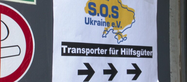 Ein Schild mit dem Hinweis: Hier gehts zum Hilfstransporter der Ukraine Hilfe (Foto: SWR)