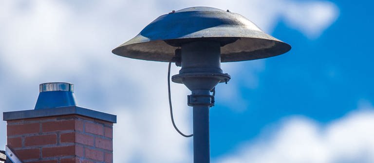 Alarmsirene des alten Typs auf einem Hausdach (Symbolbild) (Foto: dpa Bildfunk, picture alliance/dpa/dpa-Zentralbild | Jens Büttner)