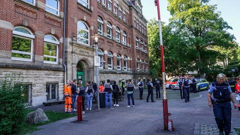 Die Die Polizei sucht in Esslingen mit einem Großaufgebot nach dem flüchtigen Täter - auch in der Katharinenschule. (Foto: dpa Bildfunk, picture alliance/dpa/SDMG | SDMG / Kohls)