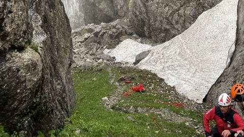 Rettungskräfte arbeiten im Tiroler Kaisergebirge in einem Berghang, in dem es zu einem Felssturz gekommen ist. Ein deutscher KSK-Soldat ist bei einem Felssturz am Wilden Kaiser verschüttet worden. (Foto: dpa Bildfunk, picture alliance/dpa/APA | Zoom.Tirol)