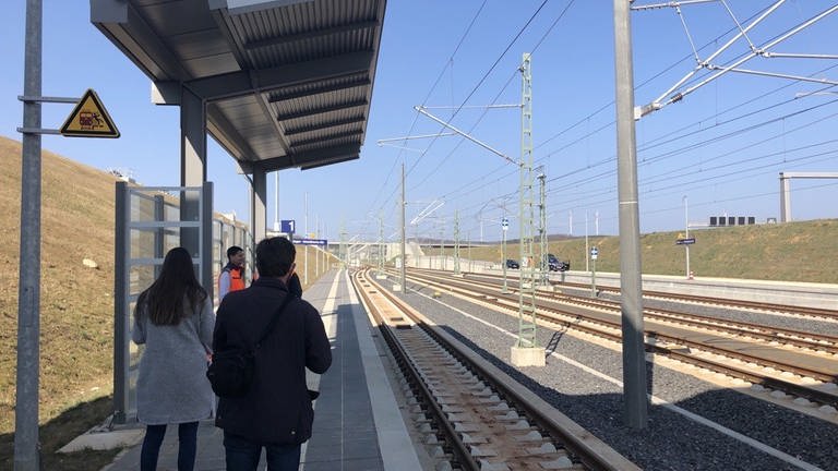 Menschen warten am Bahnhof Merklingen auf den verspäteten Zug mit Winfried Herrmann an Bord. (Foto: SWR)