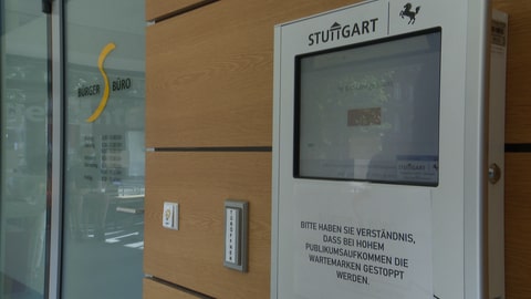 Wartemarkenanzeige in Stuttgarter Bürgerbüro (Foto: SWR)