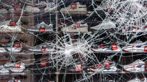 Während der Krawallnacht in Stuttgart wurden im Juni 2020 etliche Schaufensterscheiben von Geschäften eingeworfen. (Foto: dpa Bildfunk, picture alliance/dpa | Silas Stein)