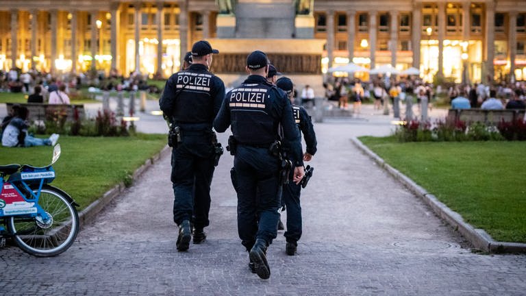 Nach der Stuttgarter "Krawallnacht" im Sommer 2020 wurde die Polizeipräsenz in der Stuttgarter Innenstadt verstärkt. (Foto: dpa Bildfunk, picture alliance/dpa | Christoph Schmidt)