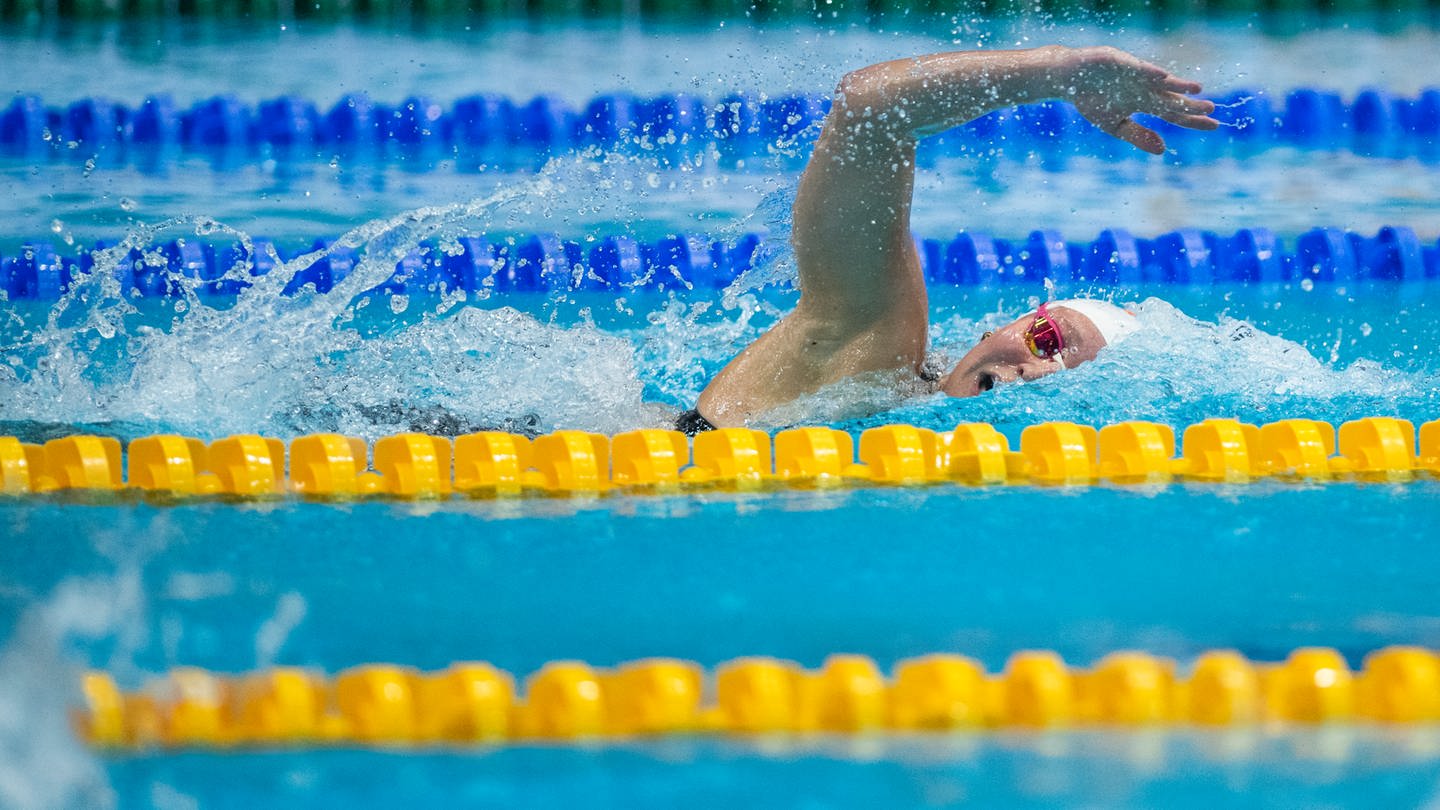 Schwimmerin Julia Mrozinski schwimmt bei der Deutschen Meisterschaft.