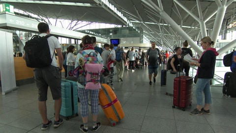 Wegen Personalmangel am Stuttgarter Flughafen müssen Reisende sich auf längere Wartezeiten im Sommer einstellen. (Foto: SWR)