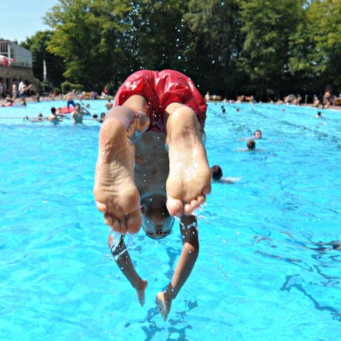 Ein Junge springt ins Schwimmbecken im Höhenfreibad Killesberg in Stuttgart. (Foto: dpa Bildfunk, picture alliance / dpa | Franziska Kraufmann)