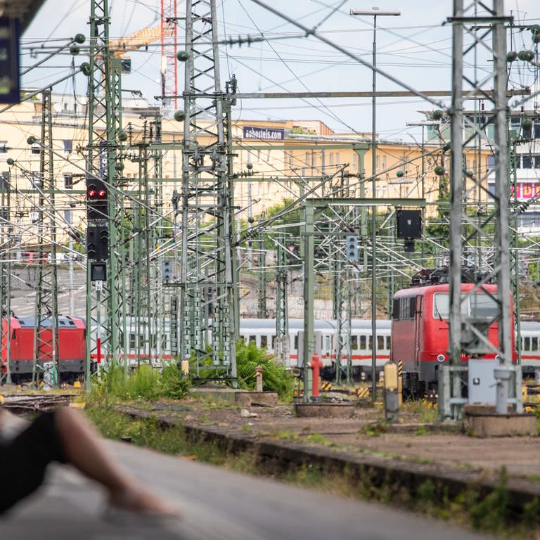 Eine Frau sitzt an einem Bahnsteig des Stuttgarter Hautpbahnhofs. Aufgrund eines Oberleitungsschadens ist der Zugverkehr aktuell stark eingeschränkt. (Foto: dpa Bildfunk, Picture Alliance)