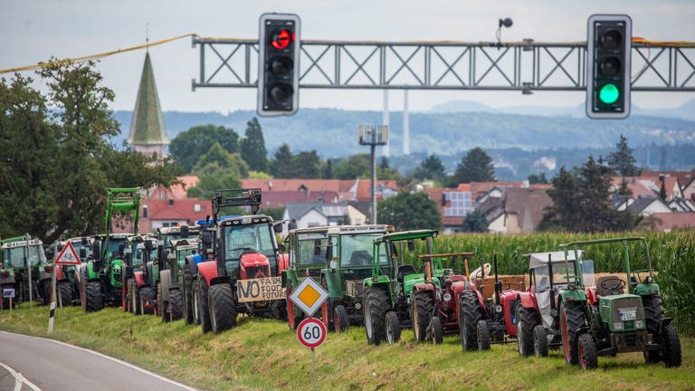 Bei einer Demonstration der Filderlandwirte gegen den Bau des Eisenbahntunnels «Pfaffensteigtunnel», stehen zahlreiche Traktoren an einem Feld in Stuttgart-Plieningen. (Foto: dpa Bildfunk, picture alliance/dpa | Christoph Schmidt)