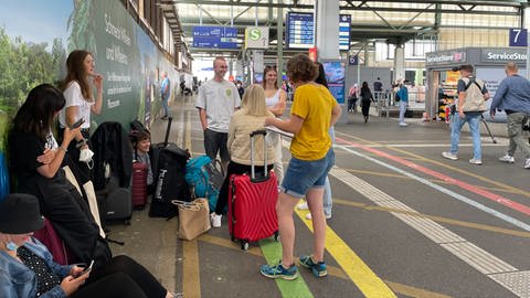 Eine Gruppe Reisender wartet auf dem Stuttgarter Hauptbahnhof. (Foto: SWR)