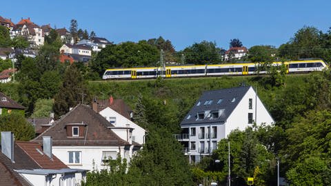 Panoramabahn-Strecke der Gäubahn in Stuttgart mit Regionalzug. (Foto: IMAGO, IMAGO / Arnulf Hettrich)