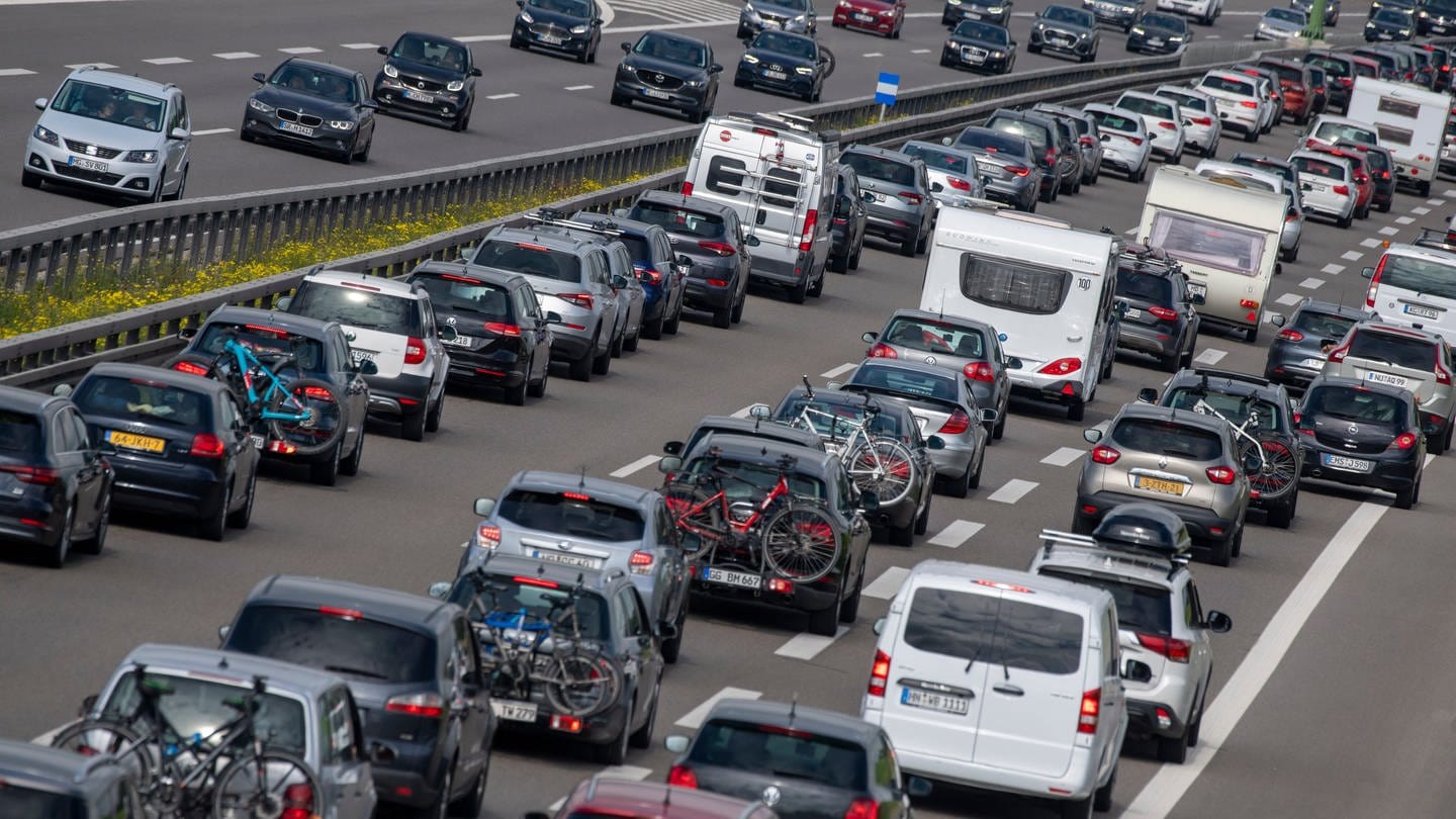 Autos stauen sich im Sommerreiseverkehr auf einer Autobahn.