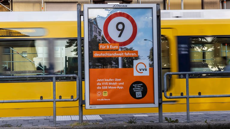 Werbung für das 9-Euro-Ticket an einem Bahnsteig in der Region Stuttgart (Foto: IMAGO, Arnulf Hettrich)