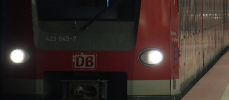 Sechs Wochen lang soll am Stuttgarter Hauptbahnhof (tief) keine S-Bahn halten können: Grund sind laut Bahn Sanierungsarbeiten an der Stammstrecke. (Foto: SWR, Werner Trefz)