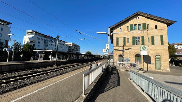 Am Bahnhof Fellbach wurde in den vergangen Jahren beispielsweise mit Rampen viel unternommen, um die Gleise barrierefrei erreichbar zu machen. (Foto: SWR, Fabian Ziehe)