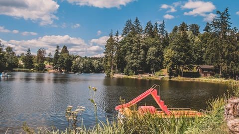 Im Ebnisee kann man nicht nur baden, sondern auch Bootfahren oder sich über die Rutsche ins kühle Nass stürzen. (Foto: Stadt Welzheim)