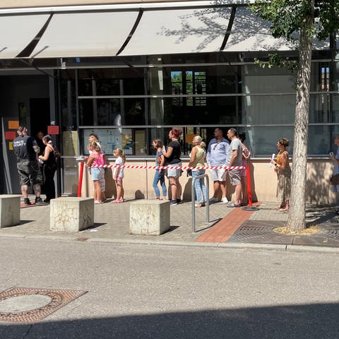 Bürgerinnen und Bürger stehen Schlange vor dem Bürgerbüro in Stuttgart-Ost (Foto: SWR)