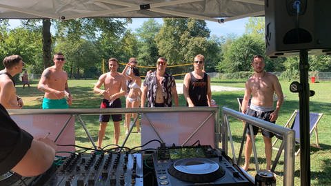 Im Freibad Wernau legt bei der Veranstaltung SunBEATS ein DJ für die Badegäste auf. (Foto: Kevin Schaschko I Freibad Wernau )