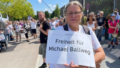 Menschen demonstrierten in Stuttgart dafür, dass Michael Ballweg aus der U-Haft entlassen wird. (Foto: SWR, SWR)
